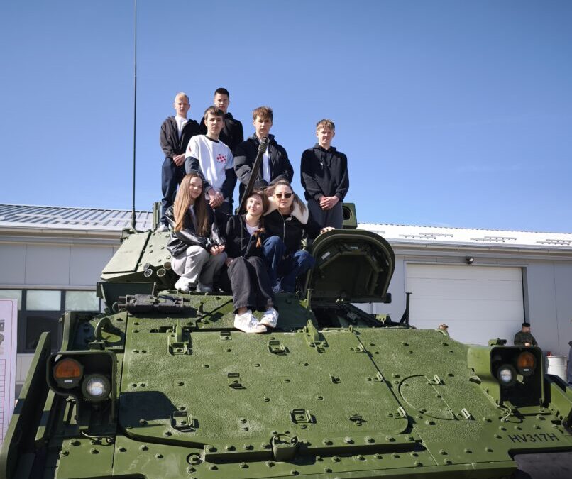 Osmaši posjetili vojarnu u Našicama